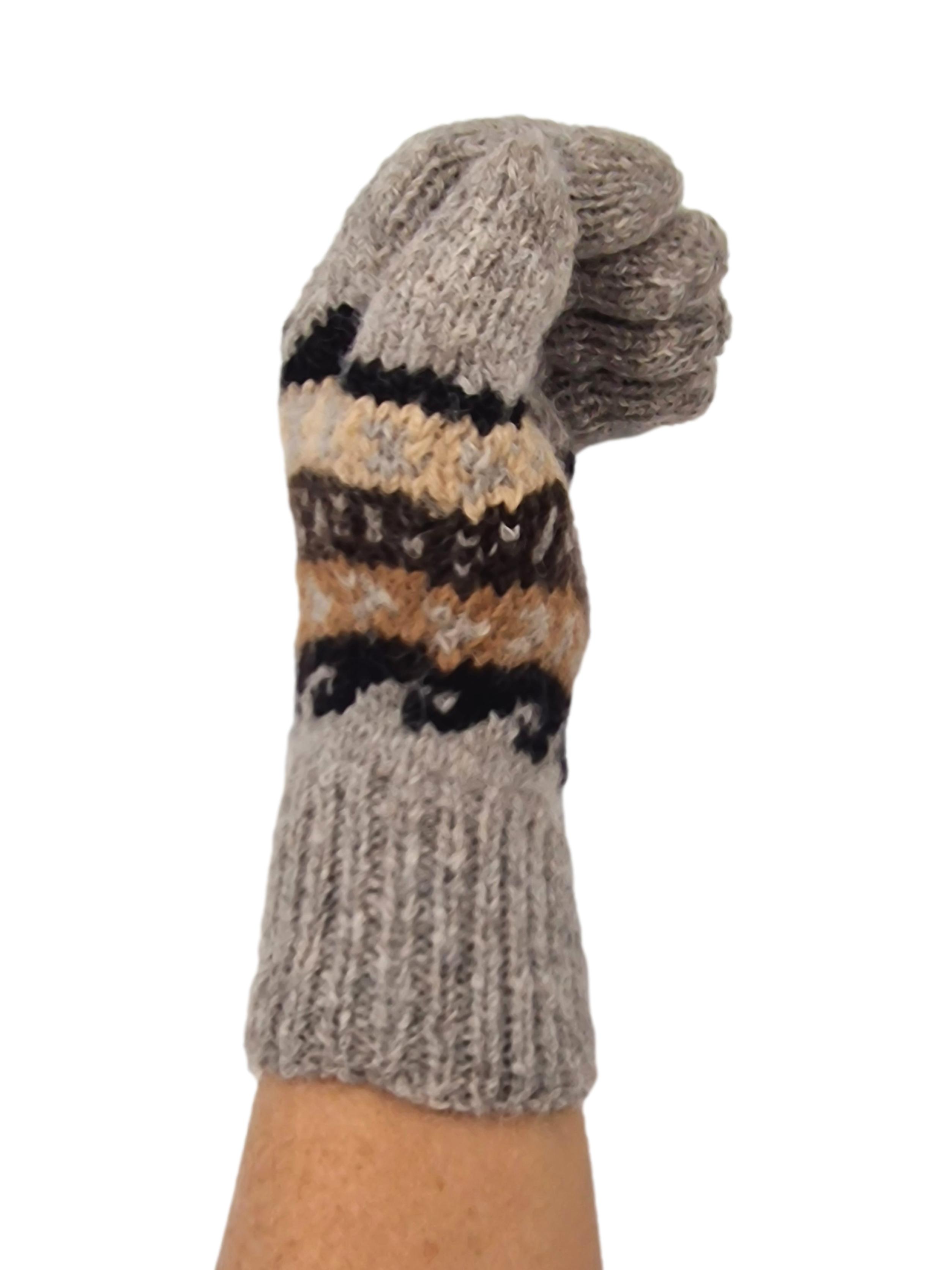 Glatt gestrickte Fingerhandschuhe mit traditionellen Andenmuster. Zeitloses Design, aus 100% feinster Alpakawolle hergestellt.