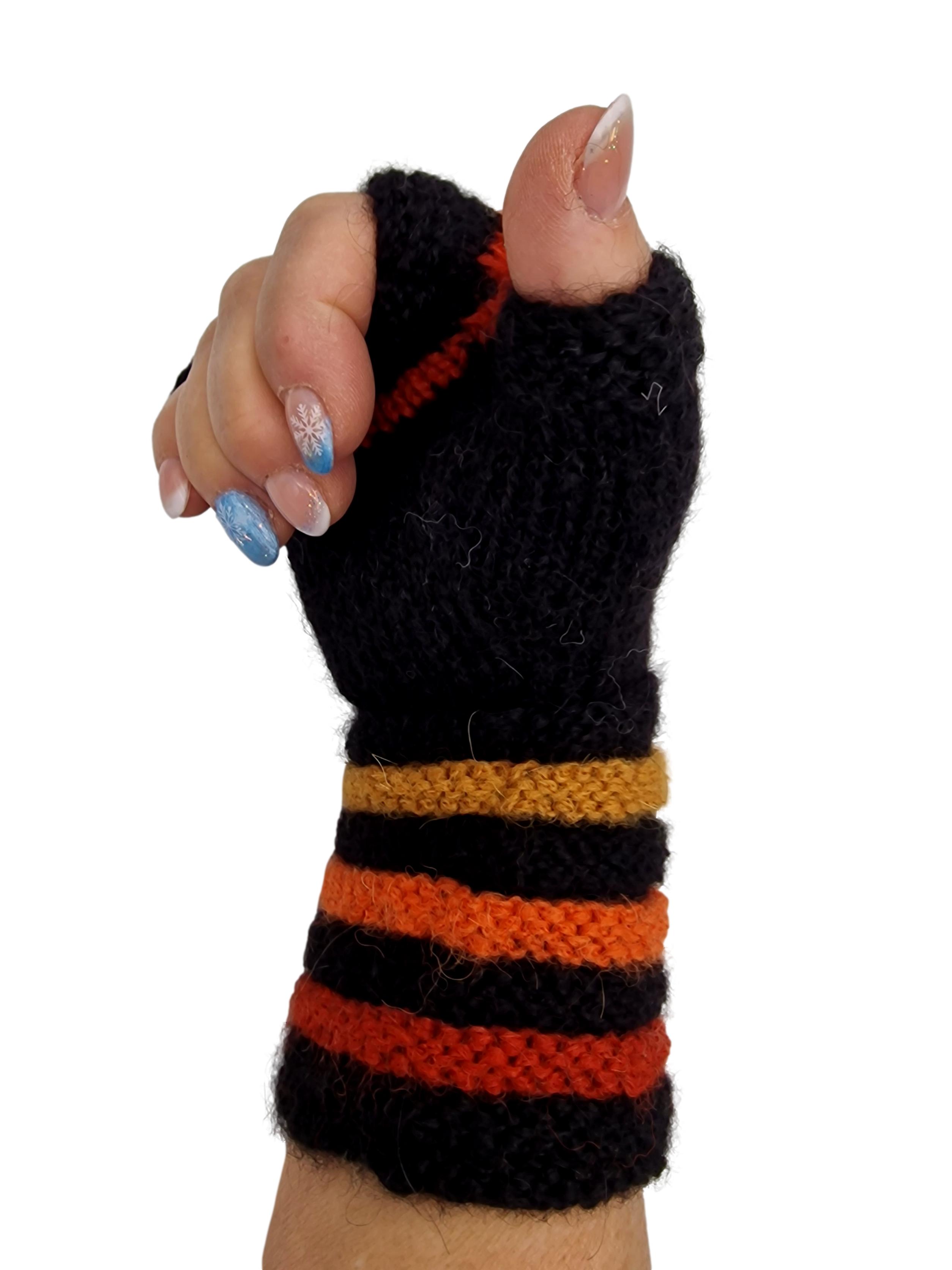 ALPAKASHOP-BAYERN | Pulswärmer mit bunten Blockstreifen aus 100% Babyalpakagarn, in Naturweiß u. Schwarz