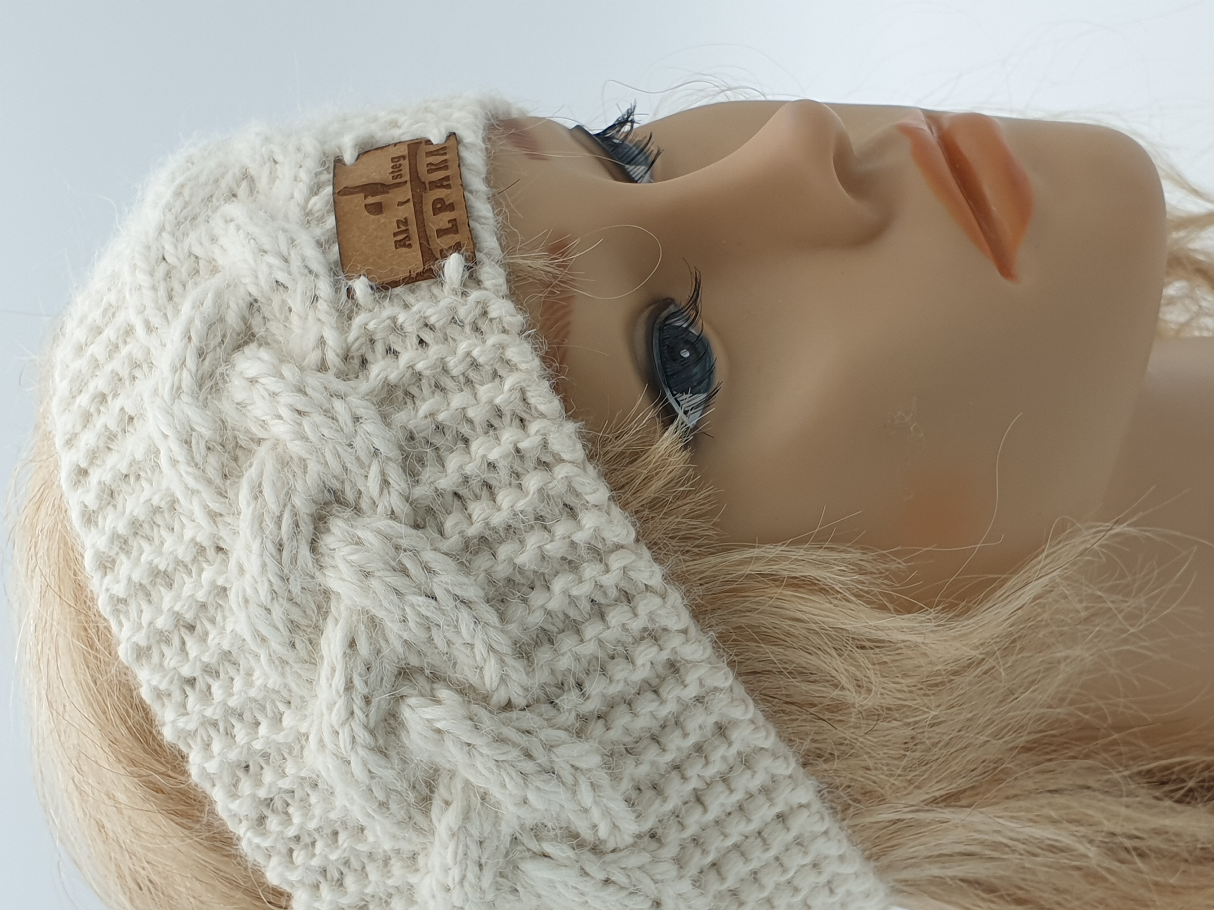 Stirnband aus Alpakawolle im Zopfmusterdesign in vielen verschiedenen Farben Stirnband aus Alpakawolle im Zopfmusterdesign in vielen verschiedenen Farben
