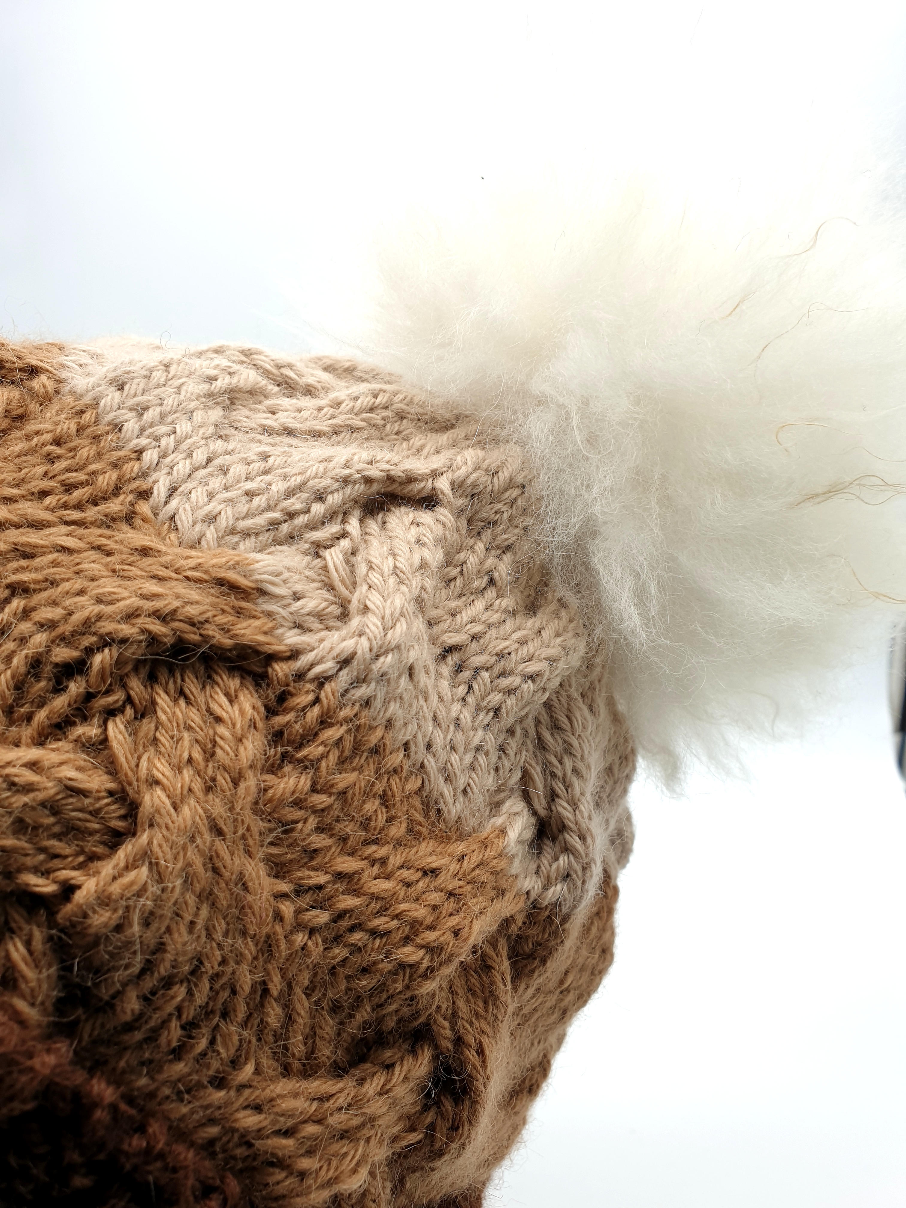 ALPAKASHOP-BAYERN | Warme Umschlagmütze aus Alpaka Wolle mit Bommel für Mädchen Teens und Damen aus feinstem Alpakagarn im Zopfmusterdesign Farbe: Braun-Beige-Mix | Handmade by Alzsteg Alpakas