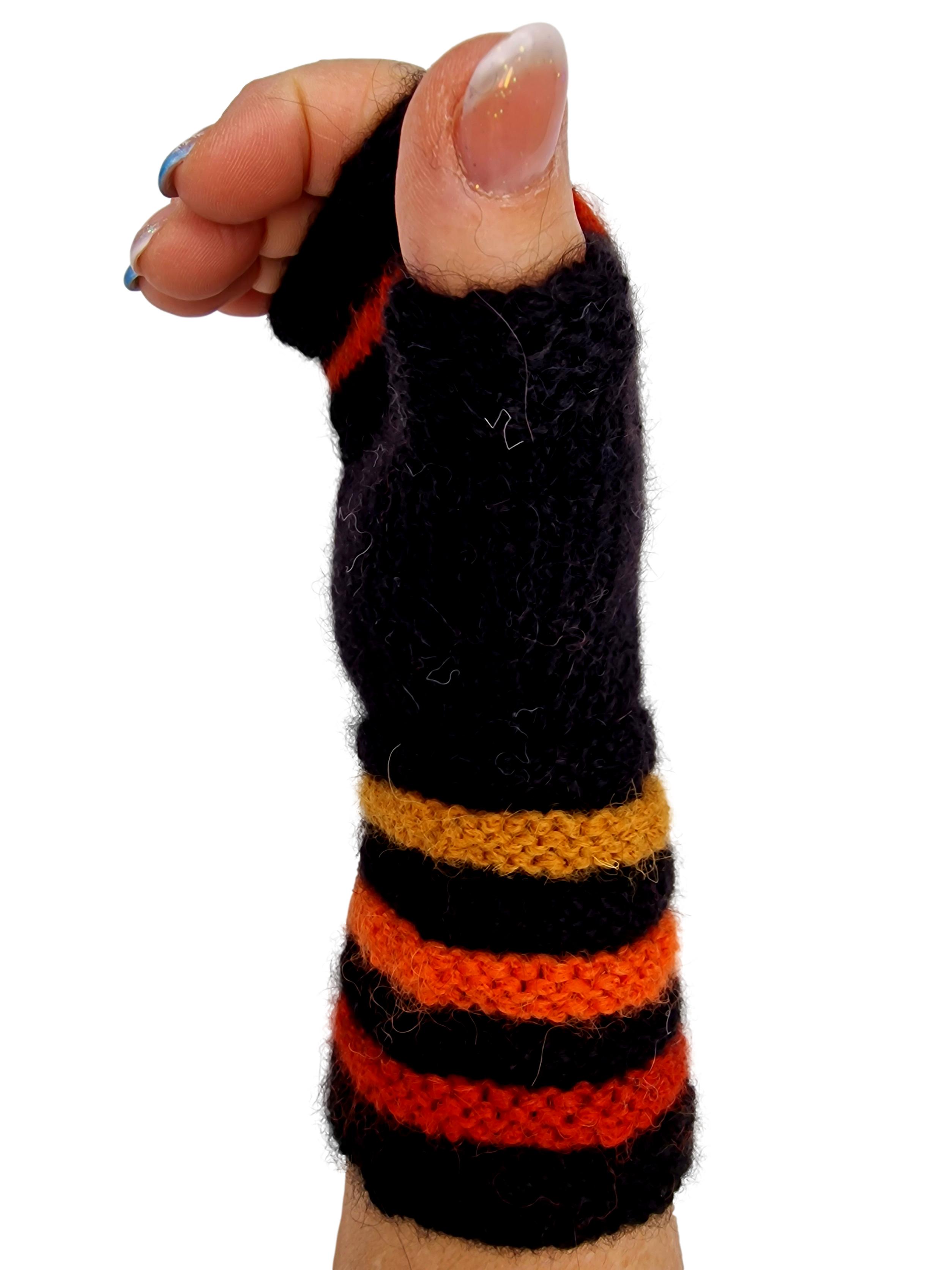 ALPAKASHOP-BAYERN | Pulswärmer mit bunten Blockstreifen aus 100% Babyalpakagarn, in Naturweiß u. Schwarz