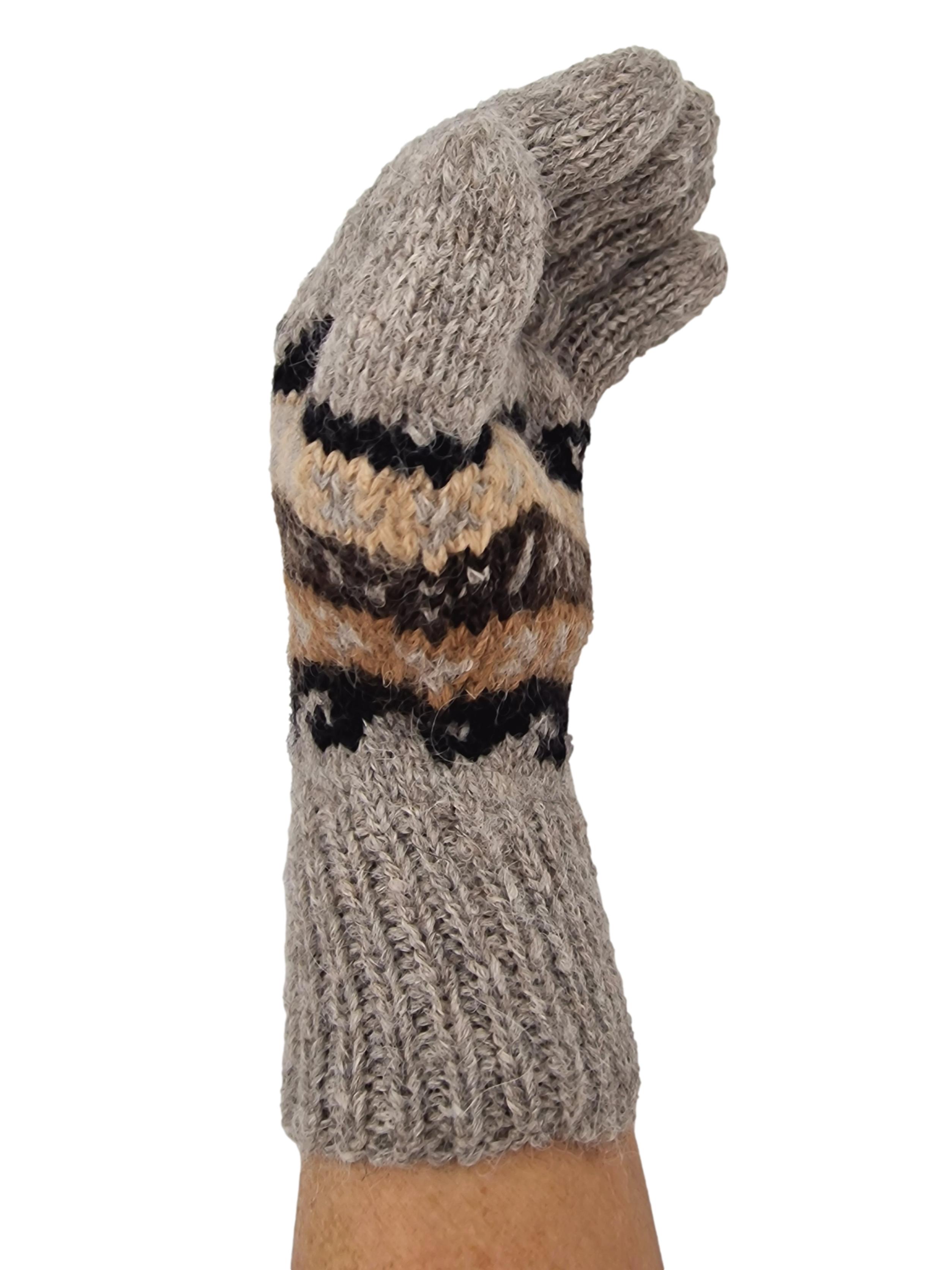 Glatt gestrickte Fingerhandschuhe mit traditionellen Andenmuster. Zeitloses Design, aus 100% feinster Alpakawolle hergestellt.