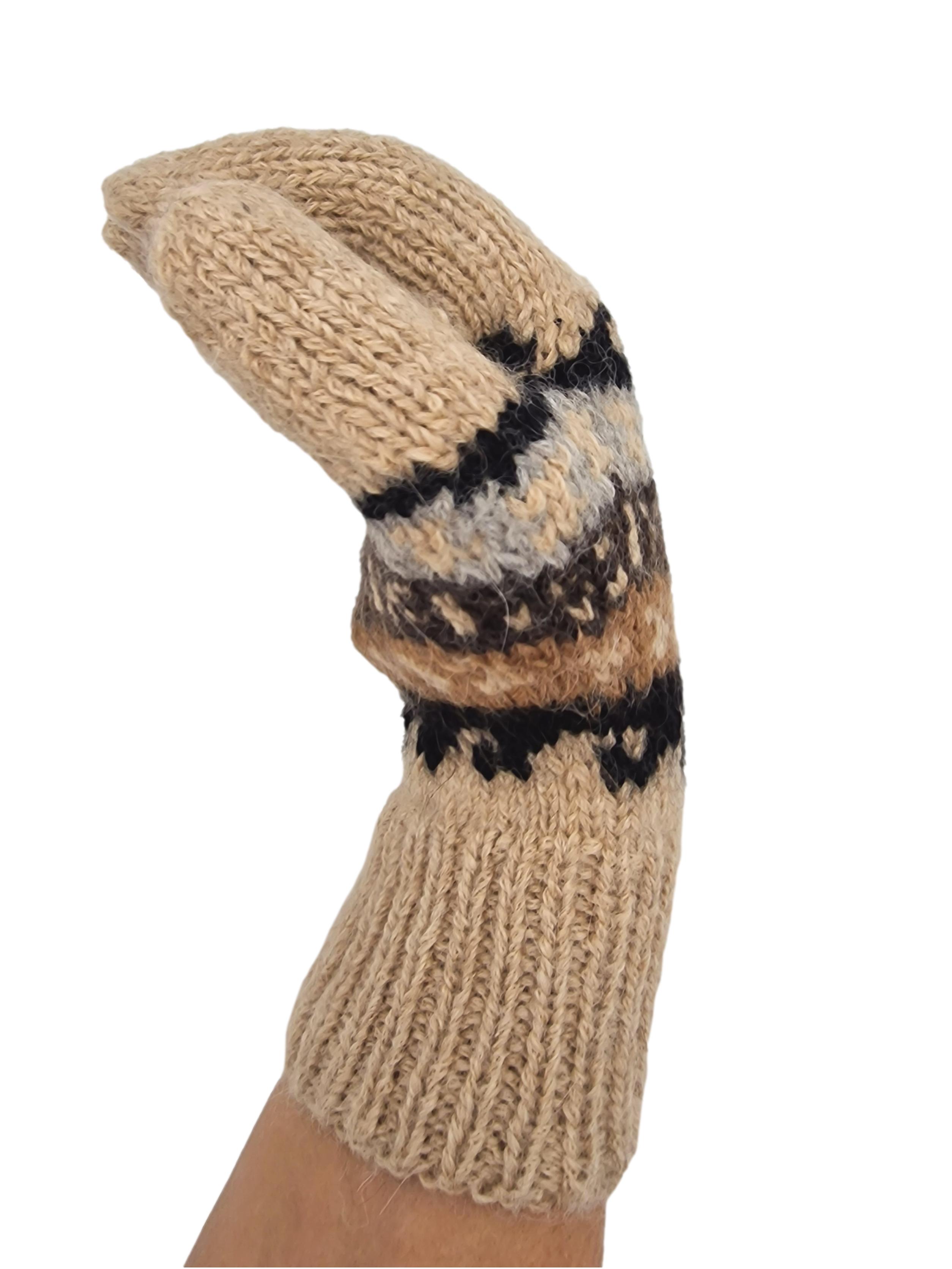 Glatt gestrickte Fingerhandschuhe mit traditionellen Andenmuster. Zeitloses Design, aus 100% feinster Alpakawolle hergestellt.