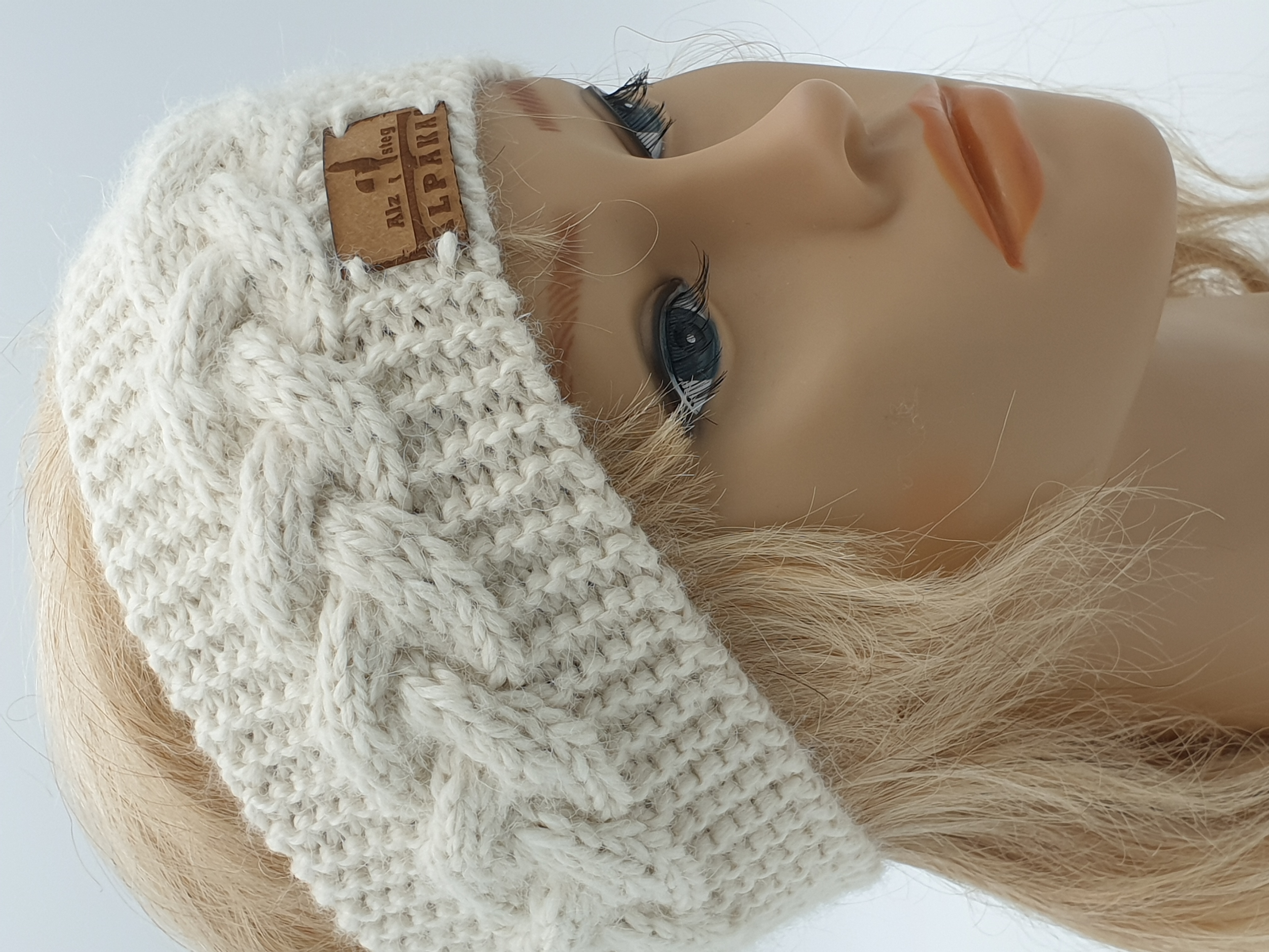 Stirnband aus Alpakawolle im Zopfmusterdesign in vielen verschiedenen Farben Stirnband aus Alpakawolle im Zopfmusterdesign in vielen verschiedenen Farben
