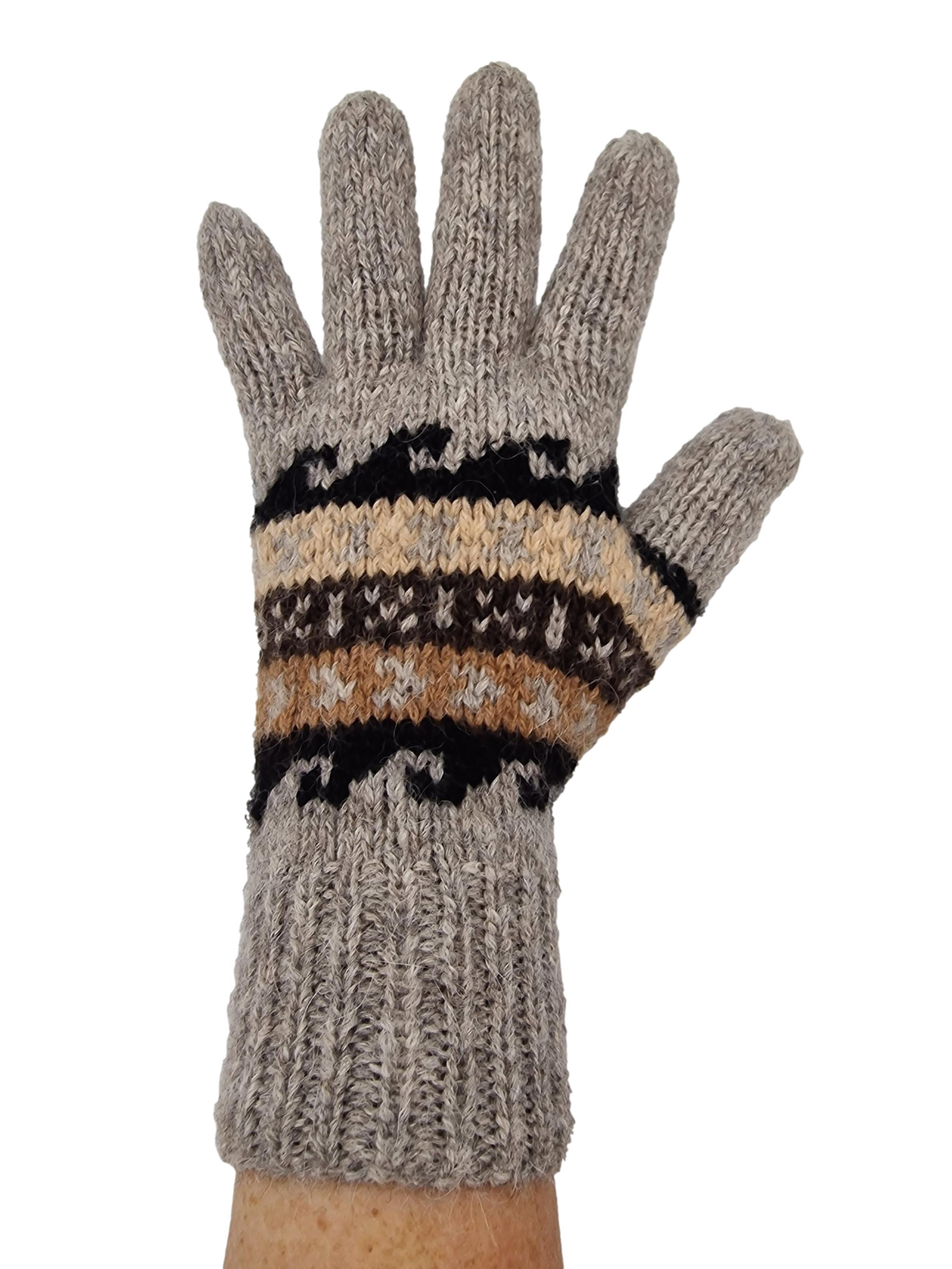 Glatt gestrickte Fingerhandschuhe mit traditionellen Andenmuster. Zeitloses Design, aus 100% feinster Alpakawolle hergestellt.
