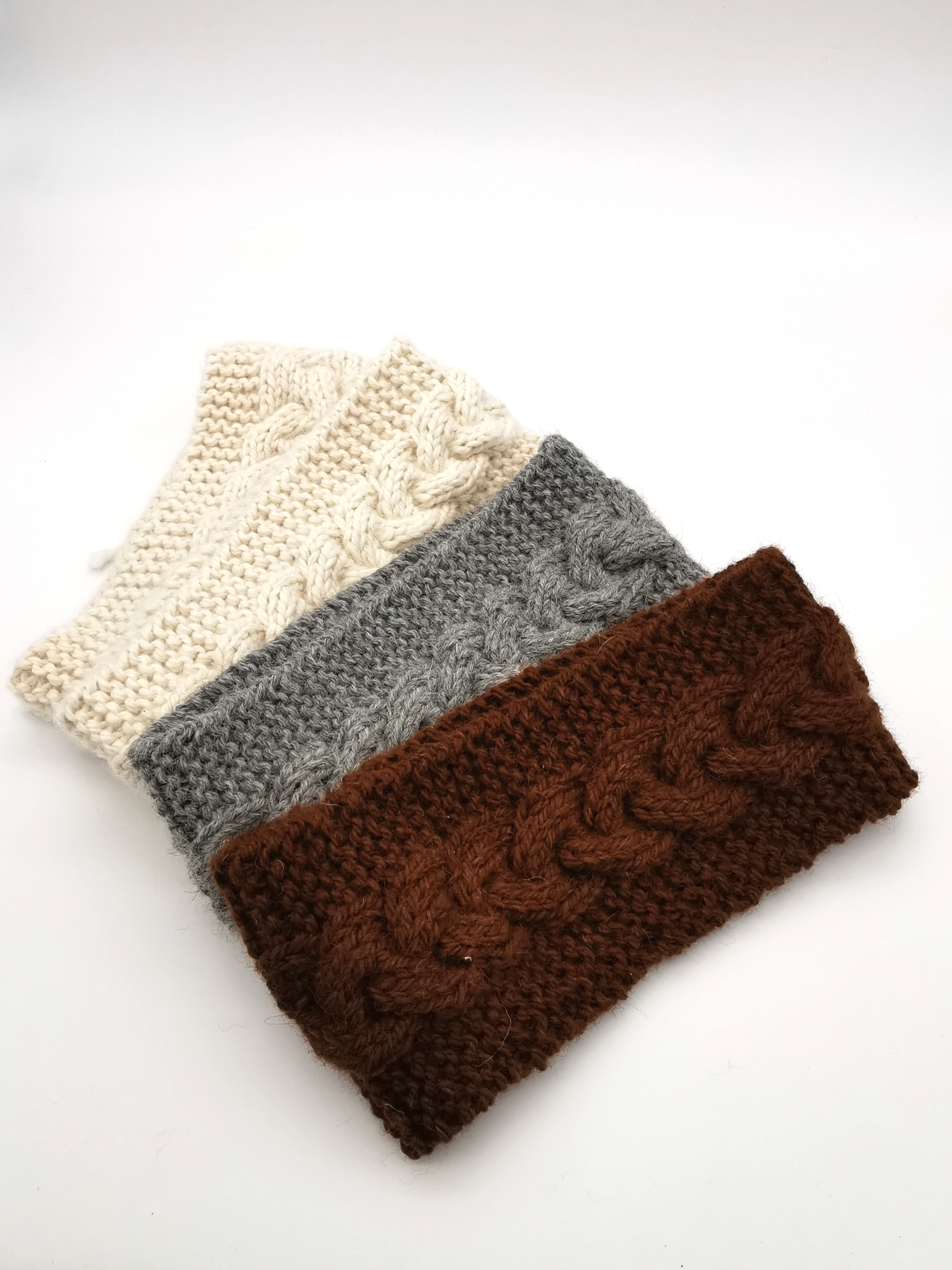 Stirnband aus 100% feinster Alpakawolle im Zopfmusterdesign in vielen verschiedenen Farben | Handmade by Alzsteg-Alpakas Stirnband aus 100% feinster Alpakawolle im Zopfmusterdesign in vielen verschiedenen Farben | Handmade by Alzsteg-Alpakas